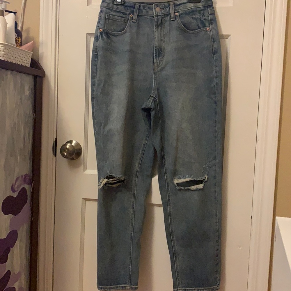 Women’s distressed blu jeans